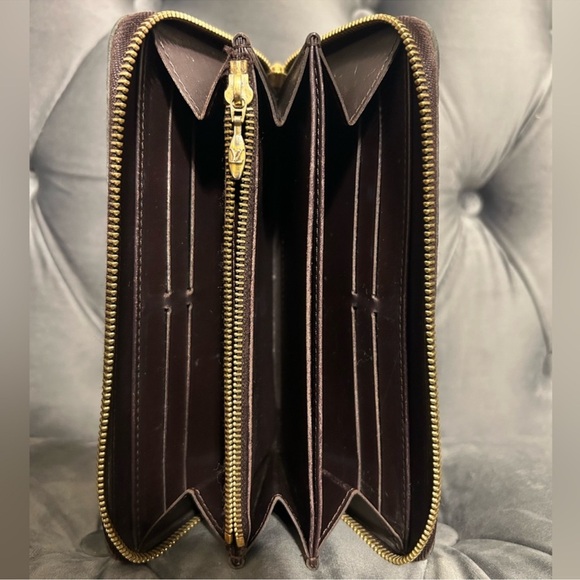 Authentic Louis Vuitton Vernis Zippy Wallet - Picture 3 of 4